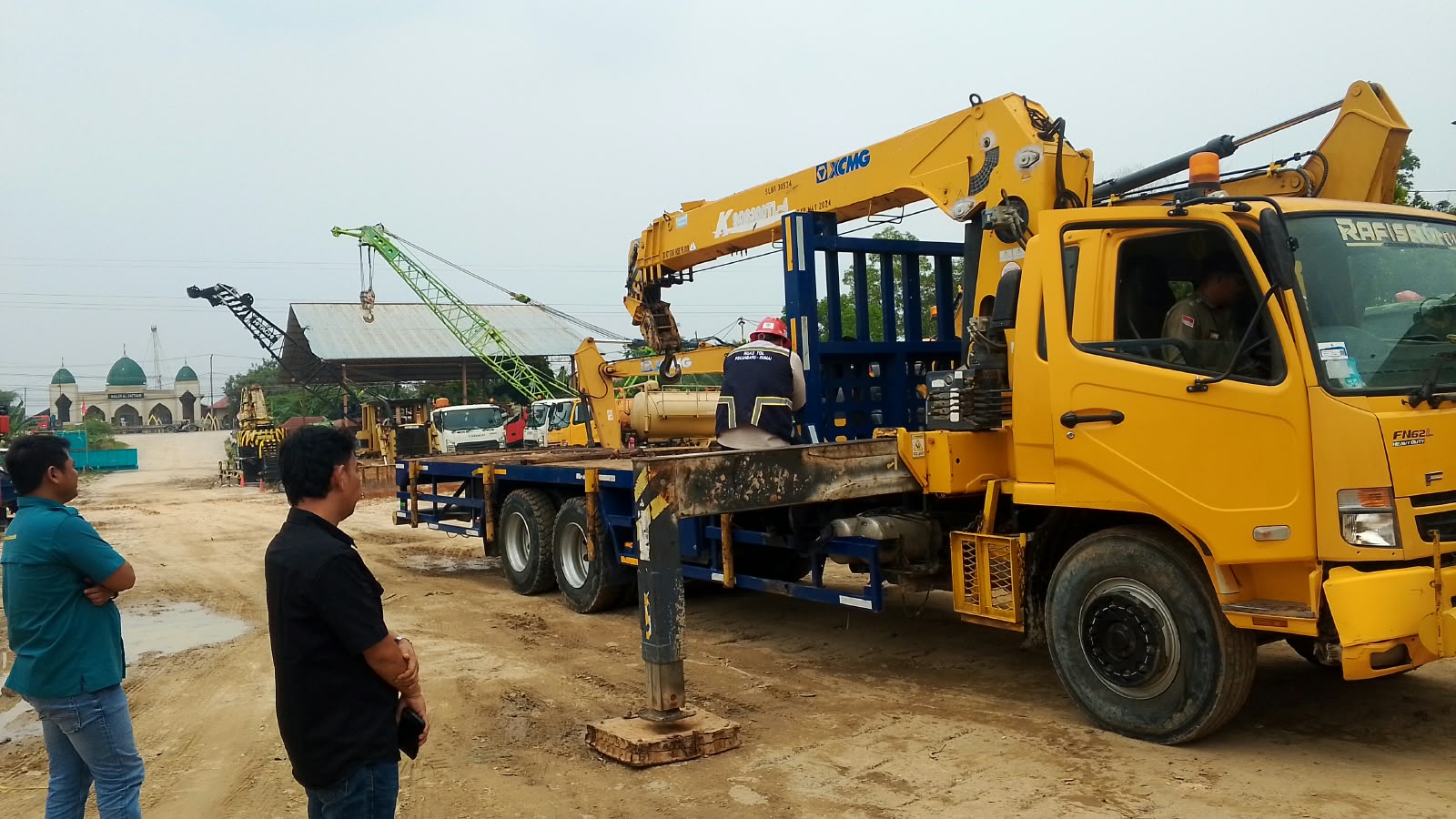 Armada truk crane XCMG PT Sumatera Jaya Lippo – PT Sumatera Jaya Lippo