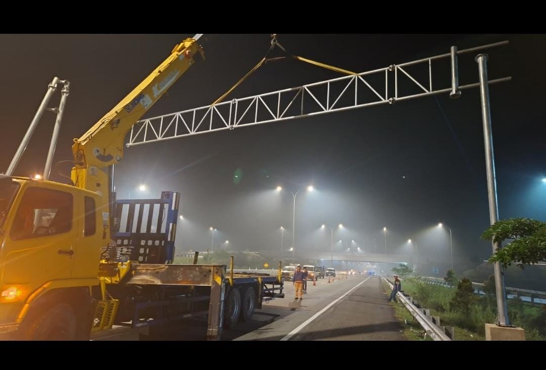 Pengangkatan gantry dengan crane pada malam hari – PT Sumatera Jaya Lippo