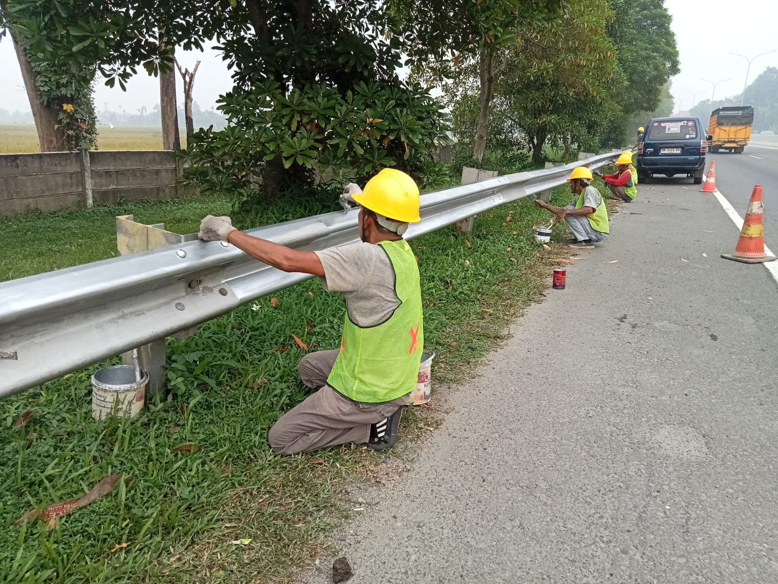 Pengecatan guardrail jalan tol – PT Sumatera Jaya Lippo